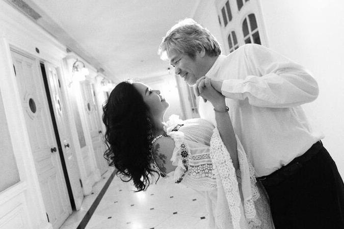 NSND Thanh Lam tình tứ bên chồng bác sĩ, sắc vóc đẹp như thế nào mà khán giả khen hết lời?-9