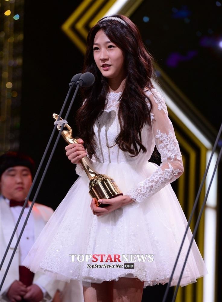 Em gái quốc dân sụp đổ-6