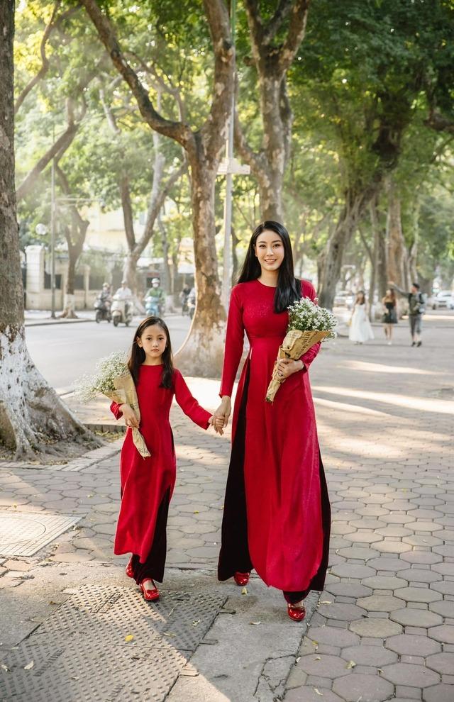 Thời trang mẹ con sao Việt: Hoa hậu Hà Kiều Anh và con gái mỗi lần xuất hiện là gây thương nhớ-1