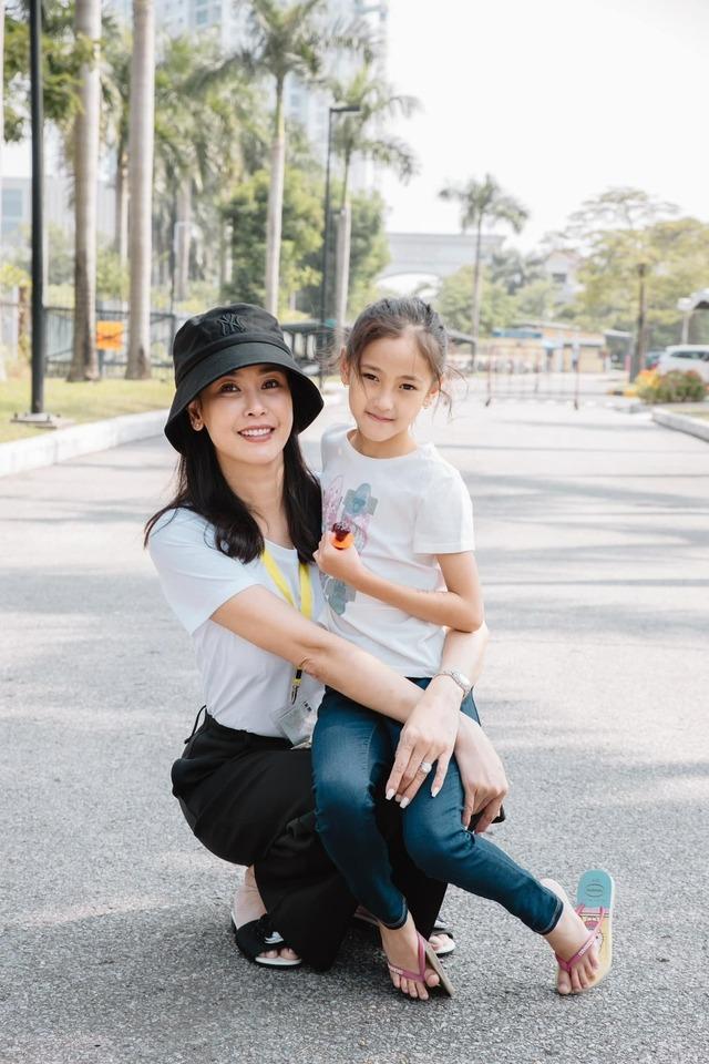 Thời trang mẹ con sao Việt: Hoa hậu Hà Kiều Anh và con gái mỗi lần xuất hiện là gây thương nhớ-10
