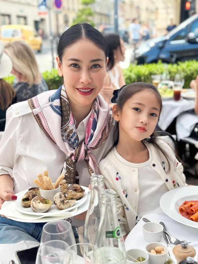 Thời trang mẹ con sao Việt: Hoa hậu Hà Kiều Anh và con gái mỗi lần xuất hiện là gây thương nhớ-11
