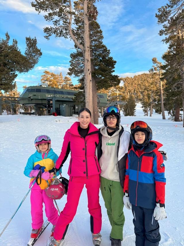 Thời trang mẹ con sao Việt: Hoa hậu Hà Kiều Anh và con gái mỗi lần xuất hiện là gây thương nhớ-15