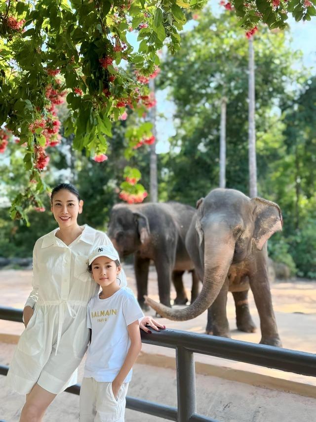 Thời trang mẹ con sao Việt: Hoa hậu Hà Kiều Anh và con gái mỗi lần xuất hiện là gây thương nhớ-14