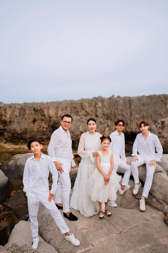 Thời trang mẹ con sao Việt: Hoa hậu Hà Kiều Anh và con gái mỗi lần xuất hiện là gây thương nhớ-16