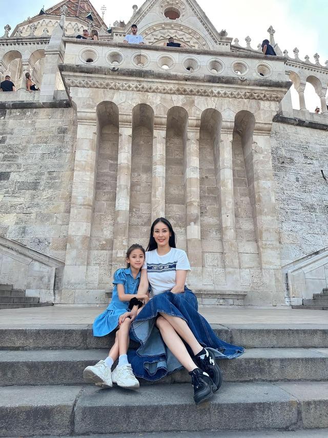 Thời trang mẹ con sao Việt: Hoa hậu Hà Kiều Anh và con gái mỗi lần xuất hiện là gây thương nhớ-17