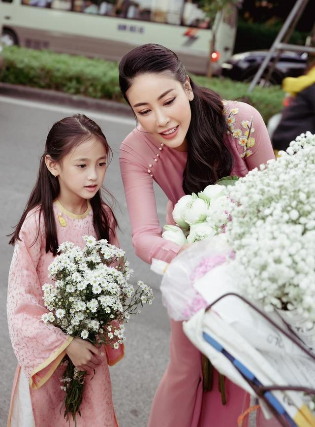 Thời trang mẹ con sao Việt: Hoa hậu Hà Kiều Anh và con gái mỗi lần xuất hiện là gây thương nhớ-3