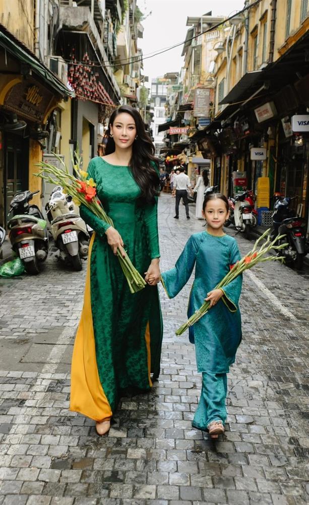 Thời trang mẹ con sao Việt: Hoa hậu Hà Kiều Anh và con gái mỗi lần xuất hiện là gây thương nhớ-4