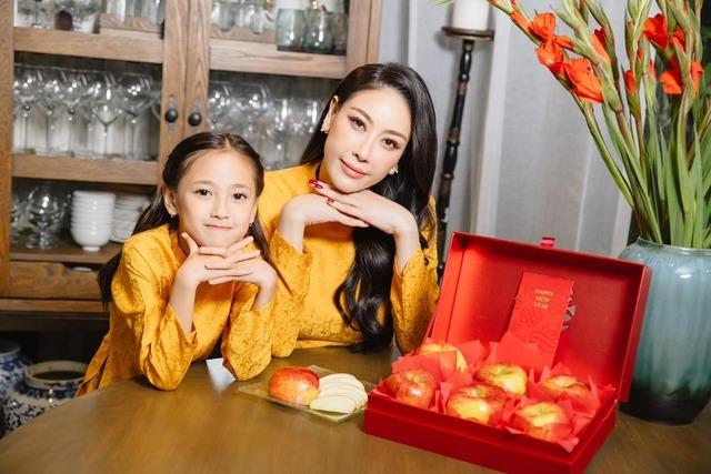 Thời trang mẹ con sao Việt: Hoa hậu Hà Kiều Anh và con gái mỗi lần xuất hiện là gây thương nhớ-5