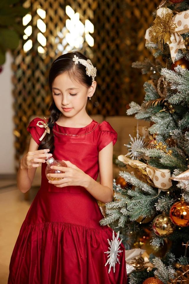 Thời trang mẹ con sao Việt: Hoa hậu Hà Kiều Anh và con gái mỗi lần xuất hiện là gây thương nhớ-7