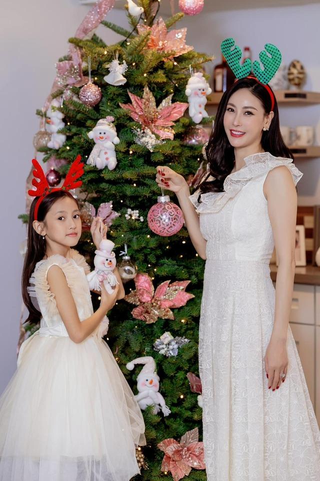 Thời trang mẹ con sao Việt: Hoa hậu Hà Kiều Anh và con gái mỗi lần xuất hiện là gây thương nhớ-9