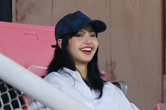 Lisa (BlackPink) chứng kiến Hàn Quốc vùi dập Thái Lan