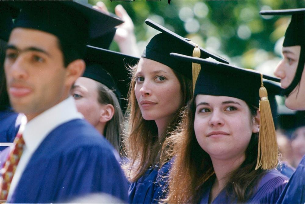 Ở đỉnh cao sự nghiệp, siêu mẫu bỏ nghề để lấy bằng cử nhân kép và thạc sĩ-5