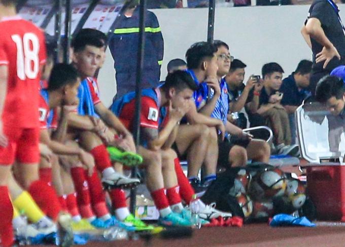 Quang Hải thất thần trên ghế dự bị trận Việt Nam - Indonesia, người thân tiết lộ chuyện trước thềm thi đấu khiến fan xúc động-1