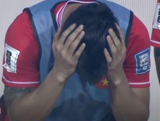 Quang Hải thất thần trên ghế dự bị trận Việt Nam - Indonesia, người thân tiết lộ chuyện trước thềm thi đấu khiến fan xúc động-5