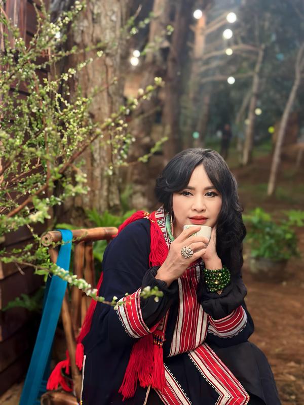 NSND Thanh Lam tình tứ bên chồng bác sĩ, sắc vóc đẹp như thế nào mà khán giả khen hết lời?-3