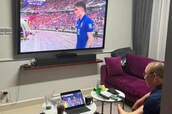 HLV Park Hang Seo chăm chú xem trận Việt Nam thua Indonesia-1