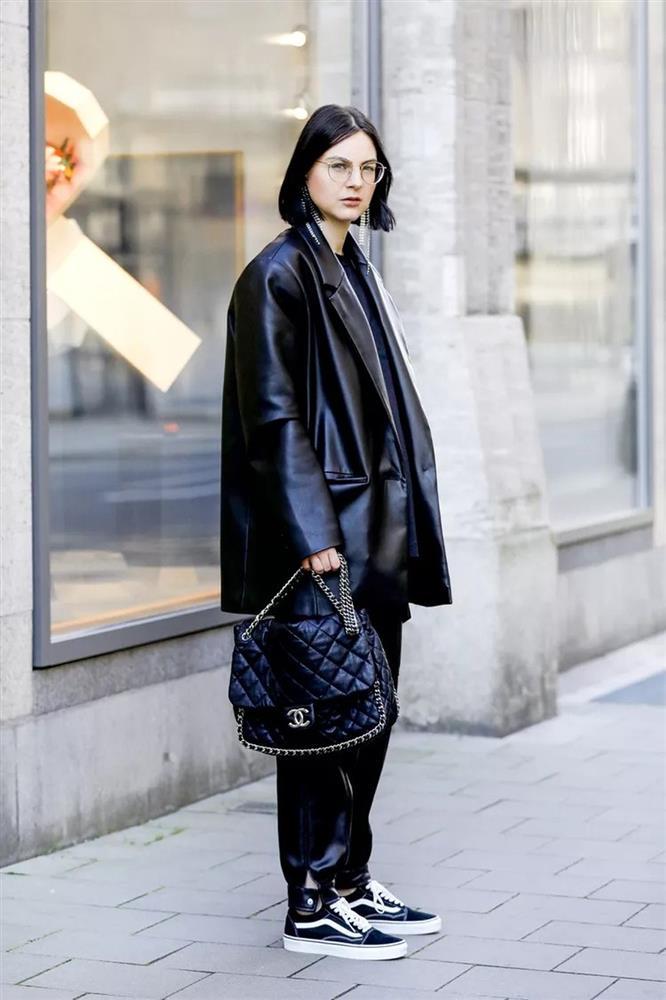 Mặc đồ công sở với giày sneakers thế nào để trông sành điệu, cá tính?-3