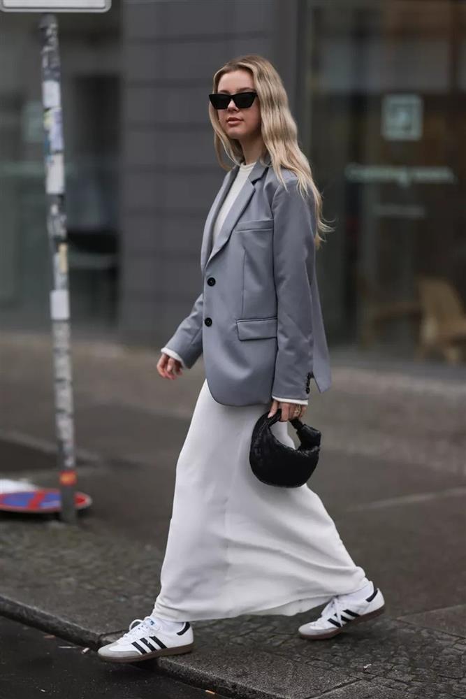 Mặc đồ công sở với giày sneakers thế nào để trông sành điệu, cá tính?-5