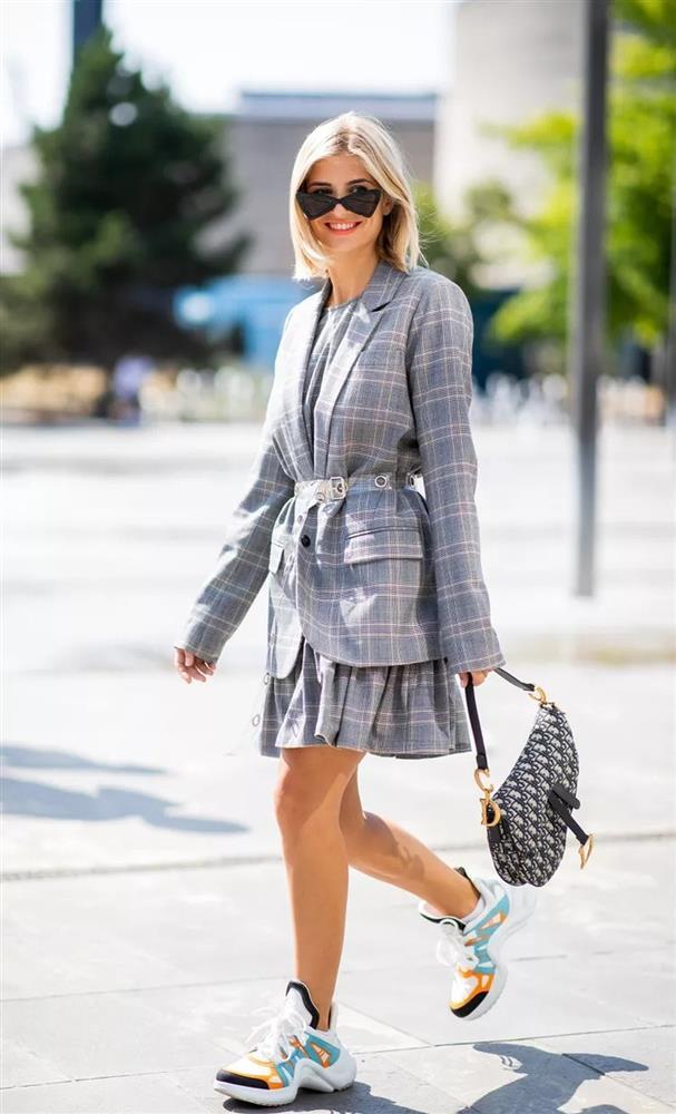 Mặc đồ công sở với giày sneakers thế nào để trông sành điệu, cá tính?-6