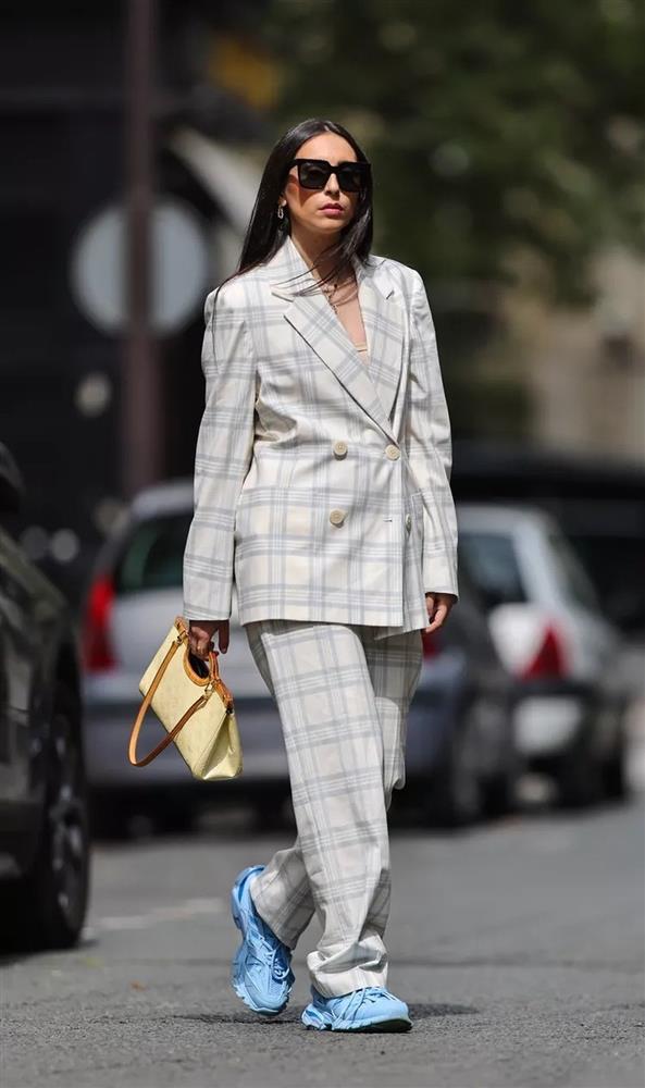 Mặc đồ công sở với giày sneakers thế nào để trông sành điệu, cá tính?-7