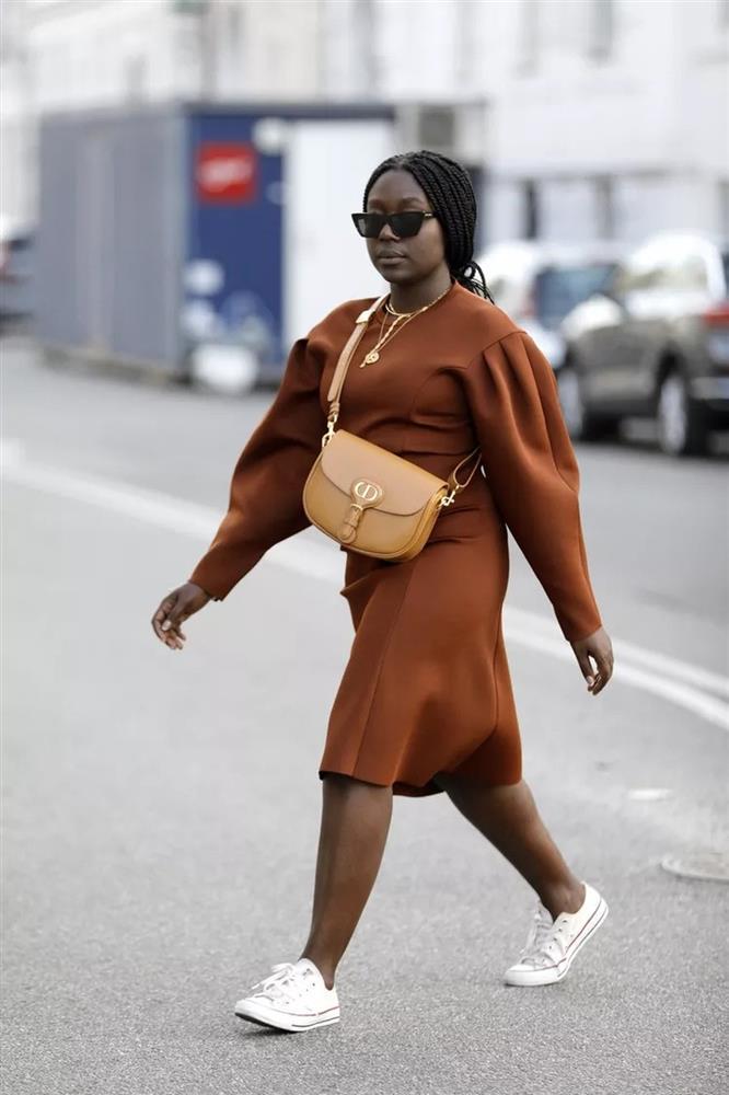 Mặc đồ công sở với giày sneakers thế nào để trông sành điệu, cá tính?-8