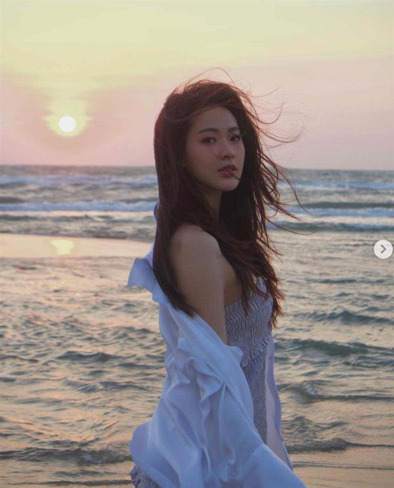 Lưu Diệc Phi phiên bản Việt mặc áo bra mỏng manh tôn làn da trắng ngần-4