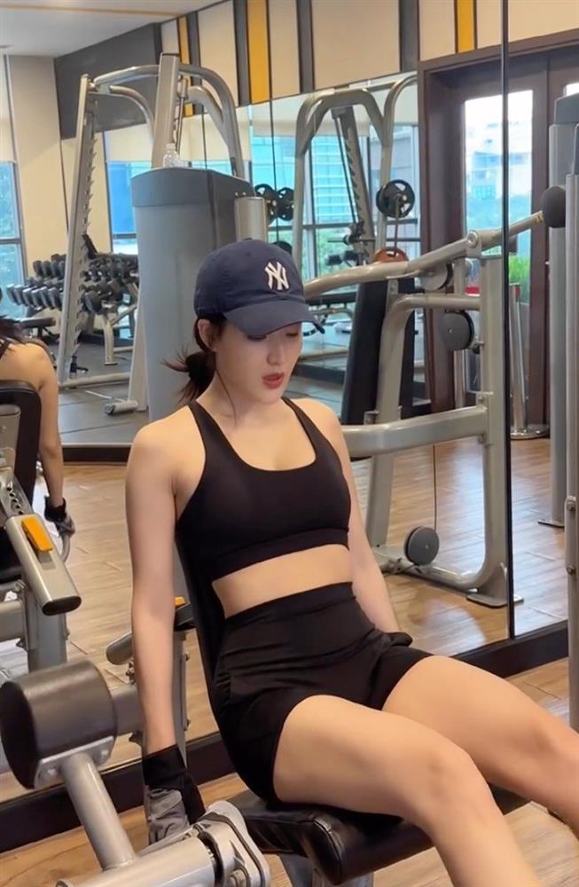 Lưu Diệc Phi phiên bản Việt mặc áo bra mỏng manh tôn làn da trắng ngần-8