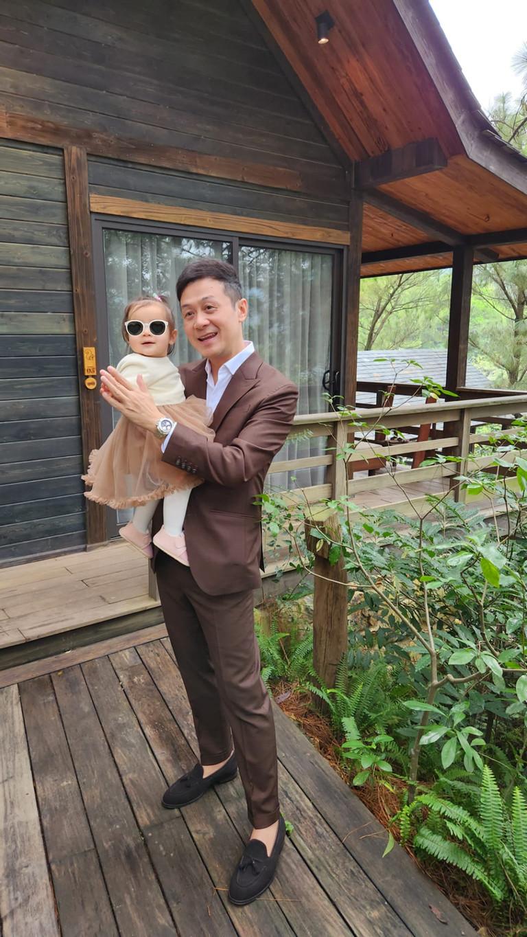 Hôn nhân hơn 1 thập kỷ MC Anh Tuấn và vợ 2 kém 14 tuổi: Con gái mới tròn 1 tuổi, vợ trẻ thân thiết với con riêng-6