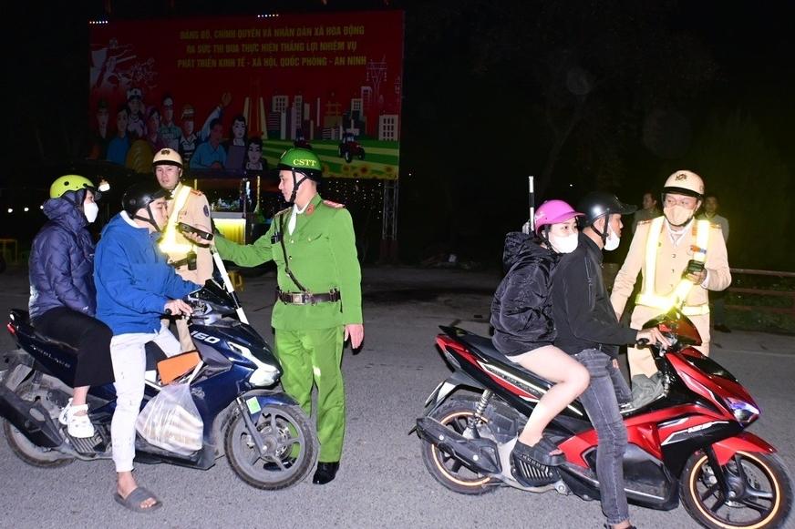 Clip tài xế ô tô tông xe thẳng vào bạn chơi bida do mâu thuẫn-2