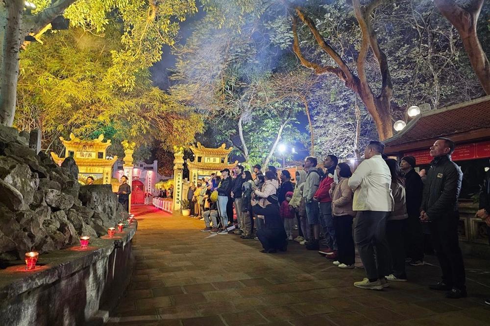 Khách Hà Nội hụt hẫng vì trải nghiệm tour đêm đền Ngọc Sơn quá chóng vánh-1