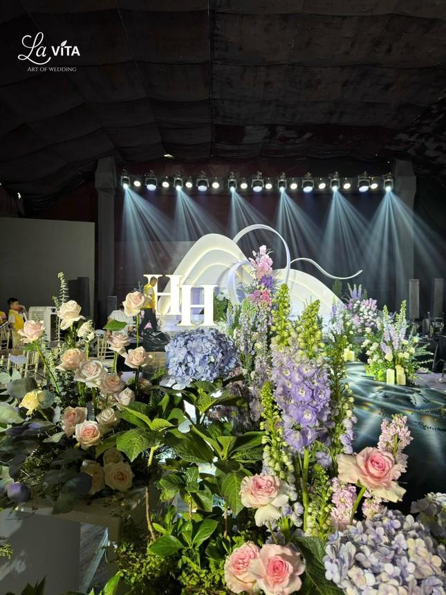 Lễ đường ngập hoa tươi trong rạp cưới rộng 2.000 m2 của Quang Hải và Chu Thanh Huyền-5