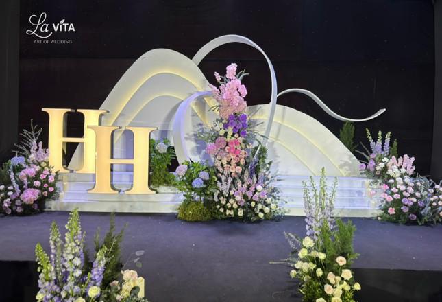 Lễ đường ngập hoa tươi trong rạp cưới rộng 2.000 m2 của Quang Hải và Chu Thanh Huyền-6
