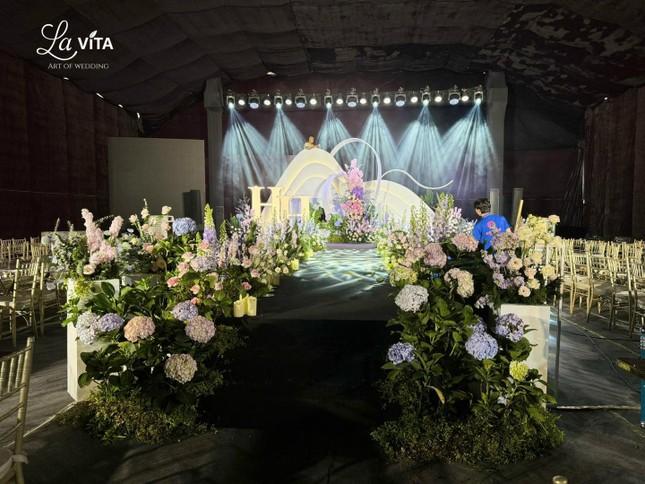Lễ đường ngập hoa tươi trong rạp cưới rộng 2.000 m2 của Quang Hải và Chu Thanh Huyền-4
