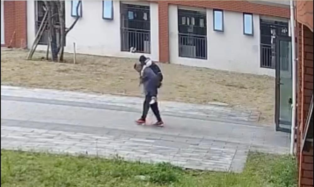 Thầy giáo nổi tiếng sau 2 năm cõng cậu bé mắc chứng ngủ kỳ lạ-2