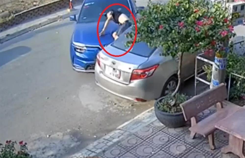 Clip tài xế ô tô tông xe thẳng vào bạn chơi bida do mâu thuẫn-1