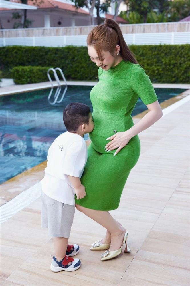 Diễn viên Chi Bảo chuẩn bị làm bố lần 3 ở tuổi 51, bà xã kém 16 tuổi lần đầu khoe bụng bầu to tròn vượt mặt!-4