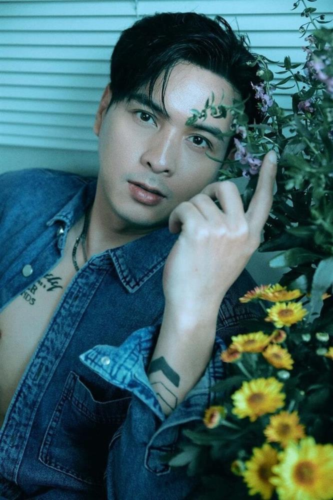 Hồ Quang Hiếu dán tờ rơi lên cột điện, ra bến xe giới thiệu album của bản thân-1