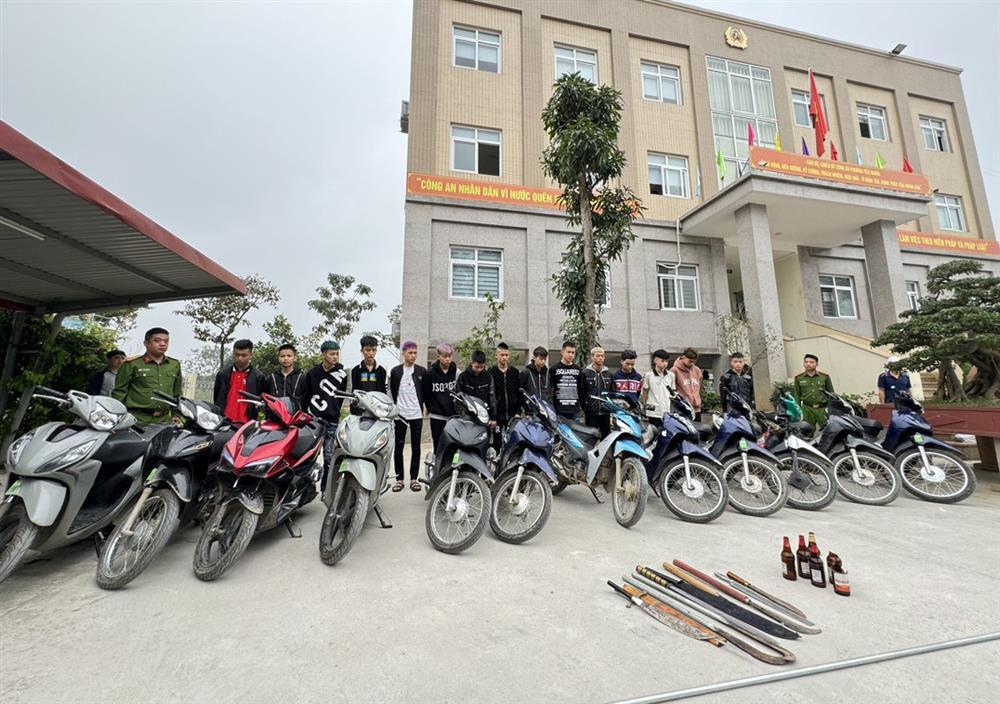 Tạm giữ hình sự 26 đối tượng hẹn nhau hỗn chiến trong đêm ở Hà Nội-1