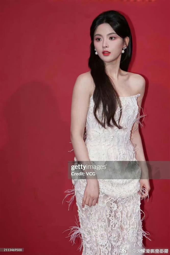 Bất chấp khoảng cách tuổi tác, Angelababy lấn át nhan sắc của đàn em Dương Siêu Việt-5