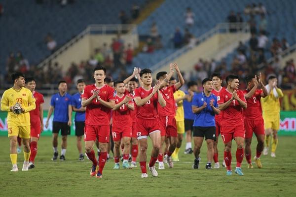 Danh tính cổ động viên xinh như Hoa hậu theo dõi trận Việt Nam - Indonesia khiến dân mạng sôi sục-10