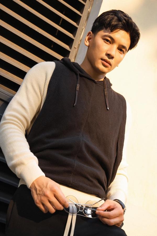 Vẻ lãng tử đời thực của nam diễn viên Việt kiều CH Séc vừa gia nhập vũ trụ VFC-5