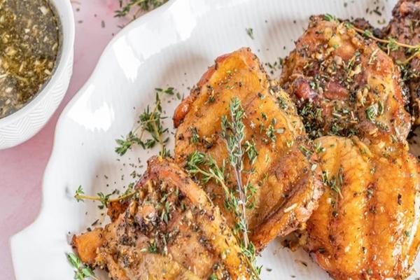 Vì sao thịt gà luộc mãi vẫn đỏ?-2