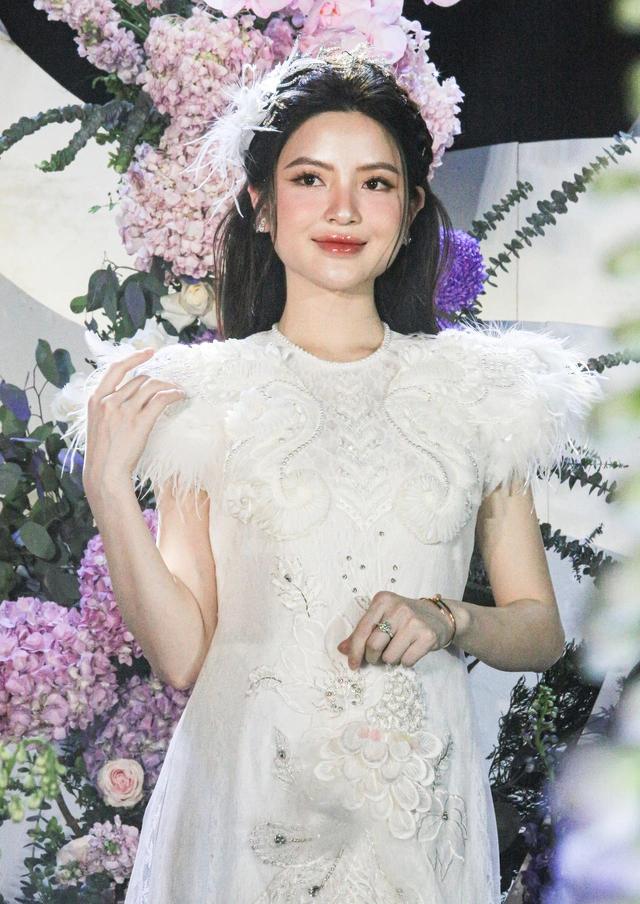 Chu Thanh Huyền để lộ vòng 2 nhô cao trong ngày cưới, liên tục có hành động lấy tay che chắn-5