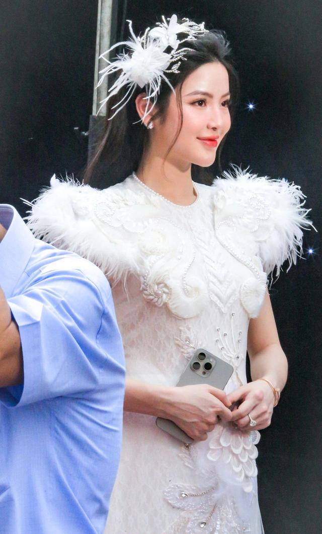 Chu Thanh Huyền để lộ vòng 2 nhô cao trong ngày cưới, liên tục có hành động lấy tay che chắn-3