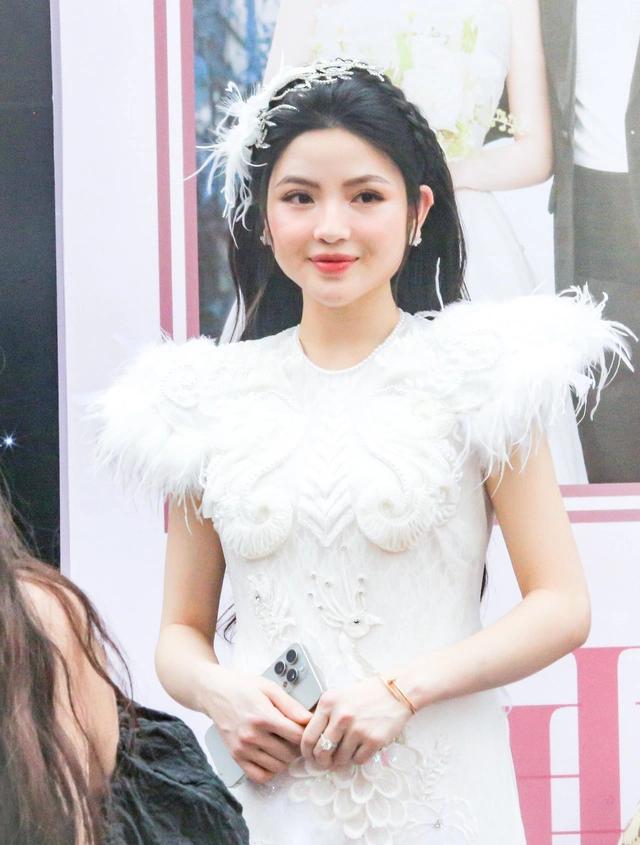 Chu Thanh Huyền để lộ vòng 2 nhô cao trong ngày cưới, liên tục có hành động lấy tay che chắn-2