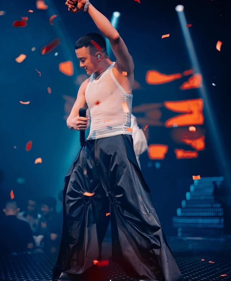 Cao Thái Sơn hát khi bế con, tập gym, chạy bộ để bền bỉ, sung sức lúc đi diễn-3