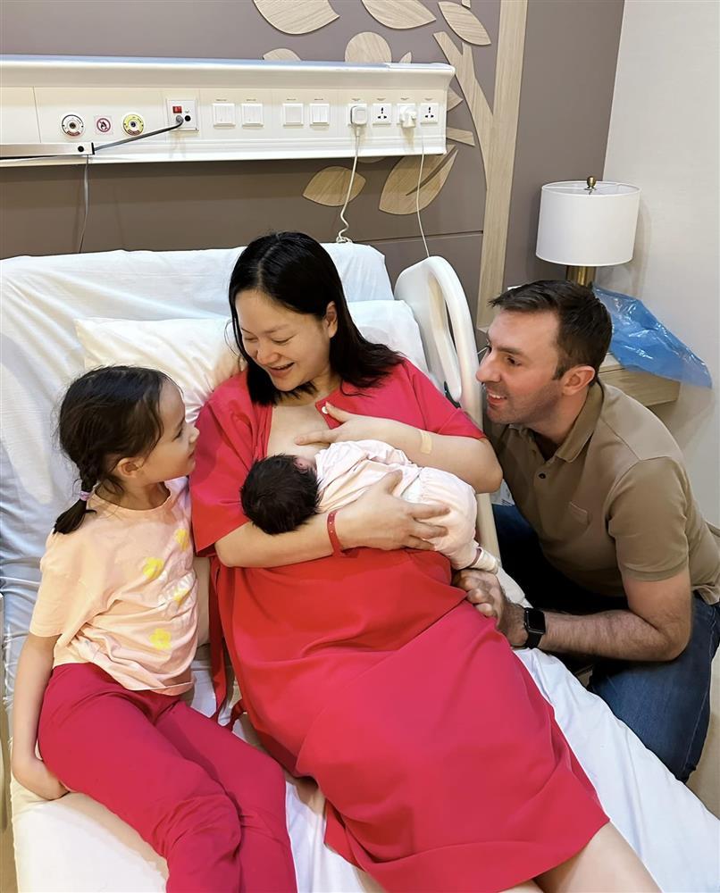 Lan Phương bế con gái 17 ngày tuổi đi máy bay thăm chồng Tây: Mia phá kỉ lục của gia đình mình rồi-3