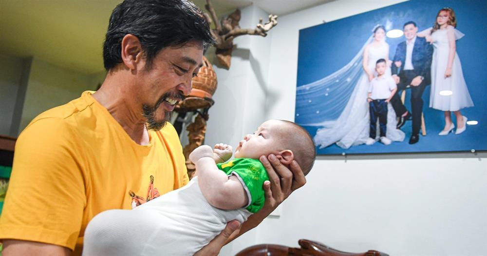 NSƯT Hồ Phong - Trùm phản diện trên màn ảnh: U60 làm ông bố bỉm sữa, hôn nhân đáng ngưỡng mộ cùng vợ và 4 con-5