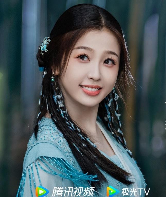 Qua một chi tiết, Bạch Lộc bất ngờ bị chỉ trích sao chép phong cách của Ngu Thư Hân-5