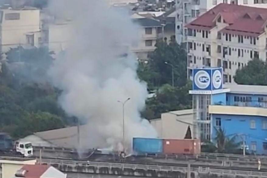Cháy xe container dưới chân cầu Phú Mỹ, giao thông TP Thủ Đức qua quận 7 tê liệt-2
